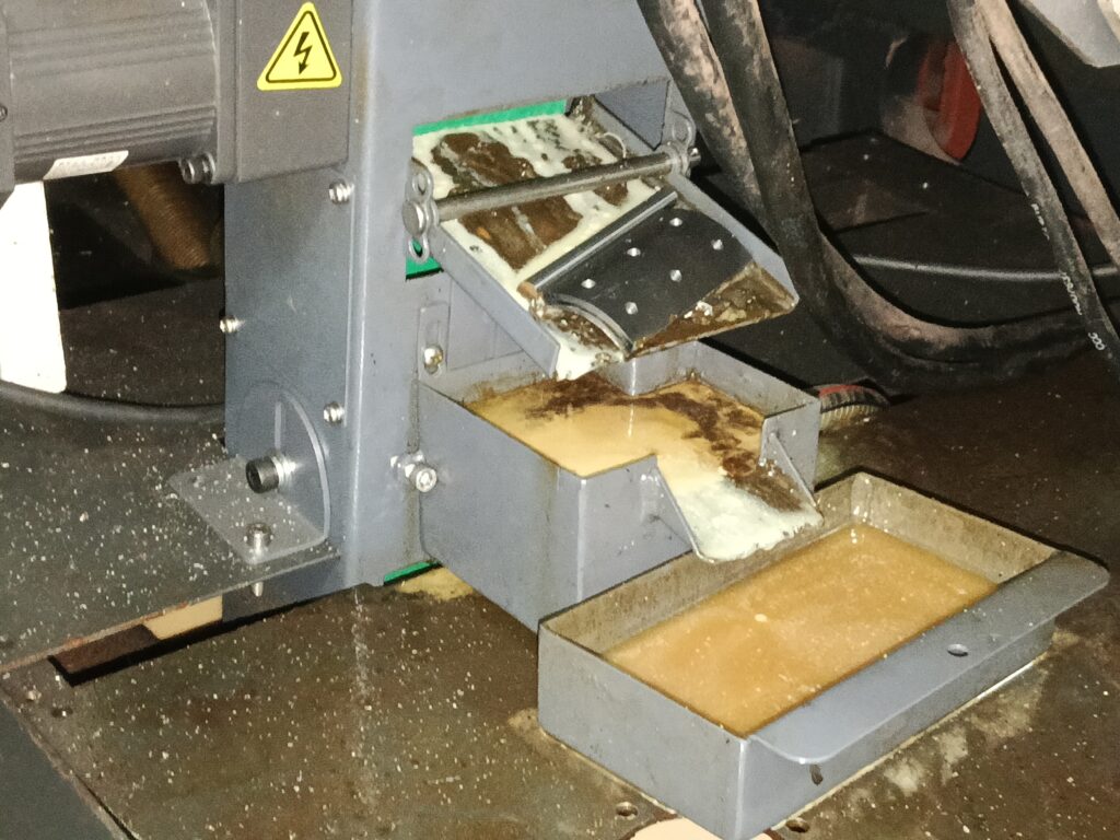 belt type oil skimmer installed on CNC lathe coolant tank